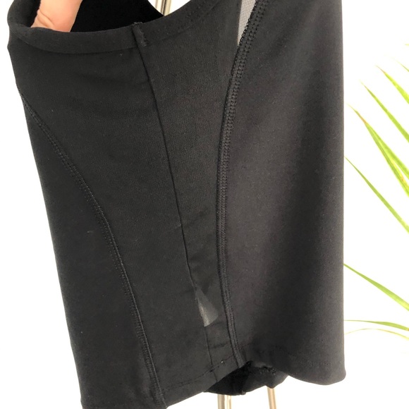 Athletic black crop top with front zipper - Picture 6 of 6